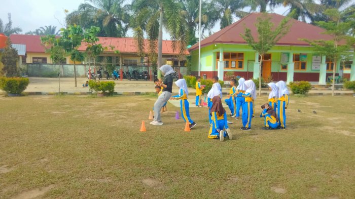 Siswa Kelas 1A MIN 3 Tebo Semangat Praktik Gerak Kombinasi PJOK Bersama Ibu Rifatunnisa