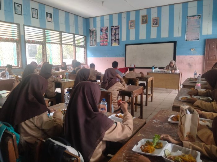 Serunya Makan Bersama Kelas VII B MTsN 1 Bungo Jelang Penerimaan Rapor PTS Serunya Makan Bersama Kelas VII B MTsN 1 Bungo Jelang Penerimaan Rapor PTS
