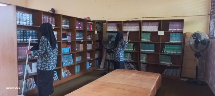Tumbuhkan Budaya Peduli dan Gemar Membaca, Siswa MAN 2 Bungo Bersihkan dan Tata Ulang Perpustakaan Tumbuhkan Budaya Peduli dan Gemar Membaca, Siswa MAN 2 Bungo Bersihkan dan Tata Ulang Perpustakaan