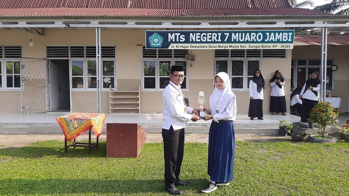 MENJADI 3 BESAR DI TINGKAT PROVINSI, RAHADATUL AISY BAWA NAMA MTsN 7 MUARO JAMBI MENUJU KE TINGKAT NASIONAL DALAM OBA (OLIMPIADE BAHASA ARAB) 2024 MENJADI 3 BESAR DI TINGKAT PROVINSI, RAHADATUL AISY BAWA NAMA MTsN 7 MUARO JAMBI MENUJU KE TINGKAT NASIONAL DALAM OBA (OLIMPIADE BAHASA ARAB) 2024