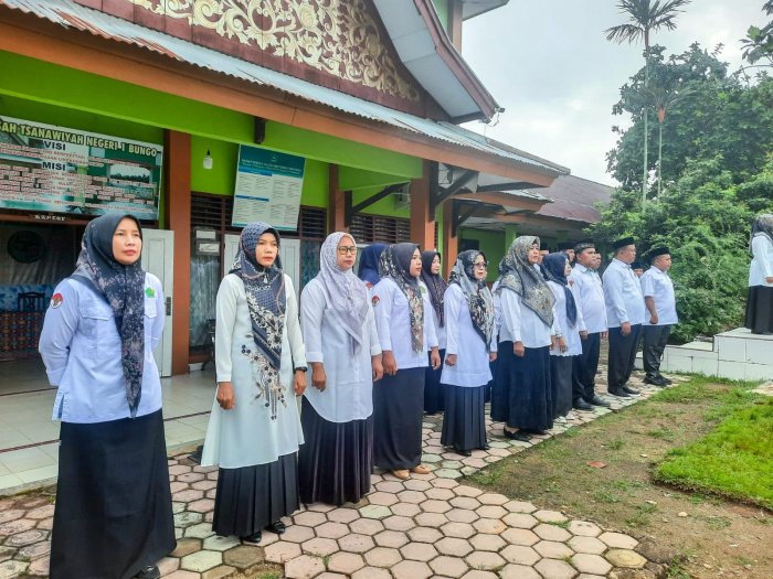 GTK MTsN 1 Bungo Ikuti Upacara Bendera dengan Khidmat GTK MTsN 1 Bungo Ikuti Upacara Bendera dengan Khidmat