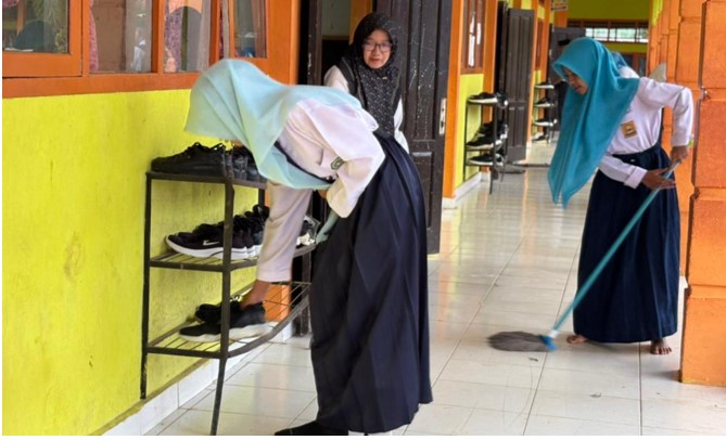 Wujudkan Lingkungan Asri, Guru Piket MTsN 1 Tebo Intensifkan Bimbingan Kebersihan pada Siswa