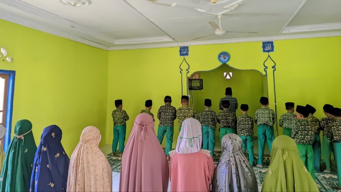 Kedekatan Antar Jenjang Kelas Terbangun Lewat Shalat Dzuhur Berjamaah di MIN 4 Tebo Kedekatan Antar Jenjang Kelas Terbangun Lewat Shalat Dzuhur Berjamaah di MIN 4 Tebo