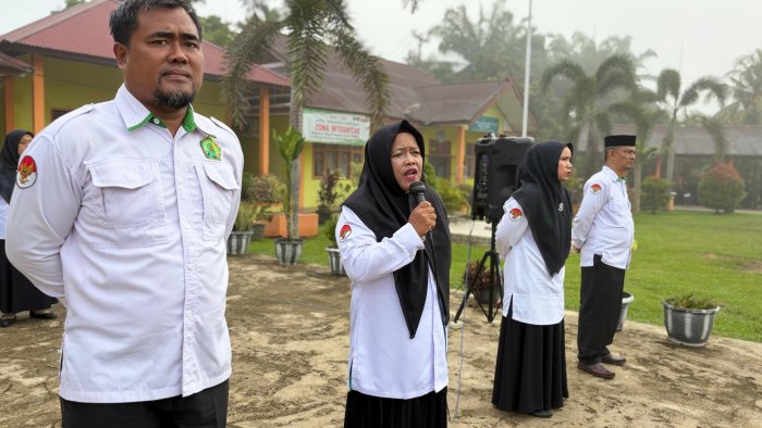 Apel Pagi Sebagai Wahana Peningkatan Disiplin Bagi Seluruh Warga Madrasah Apel Pagi Sebagai Wahana Peningkatan Disiplin Bagi Seluruh Warga Madrasah