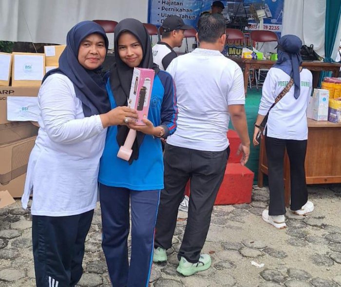 Momen Kebersamaan Kepala MAN 2 Bungo Bersama Siswa Penerima Doorprize HAB ke-80 Kemenag Momen Kebersamaan Kepala MAN 2 Bungo Bersama Siswa Penerima Doorprize HAB ke-80 Kemenag