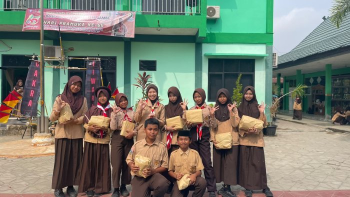 Penuh Keceriaan, Siswa MTsN 3 Kota Jambi Terima Hadiah Lomba Kemerdekaan