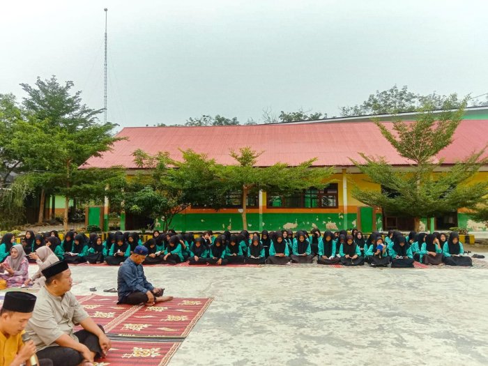 Selesai Wirid Yasin, Kepala MTsN 1 Bungo Beri Arahan Agar Siswa Jaga Kesehatan di Tengah Cuaca Panas Selesai Wirid Yasin, Kepala MTsN 1 Bungo Beri Arahan Agar Siswa Jaga Kesehatan di Tengah Cuaca Panas