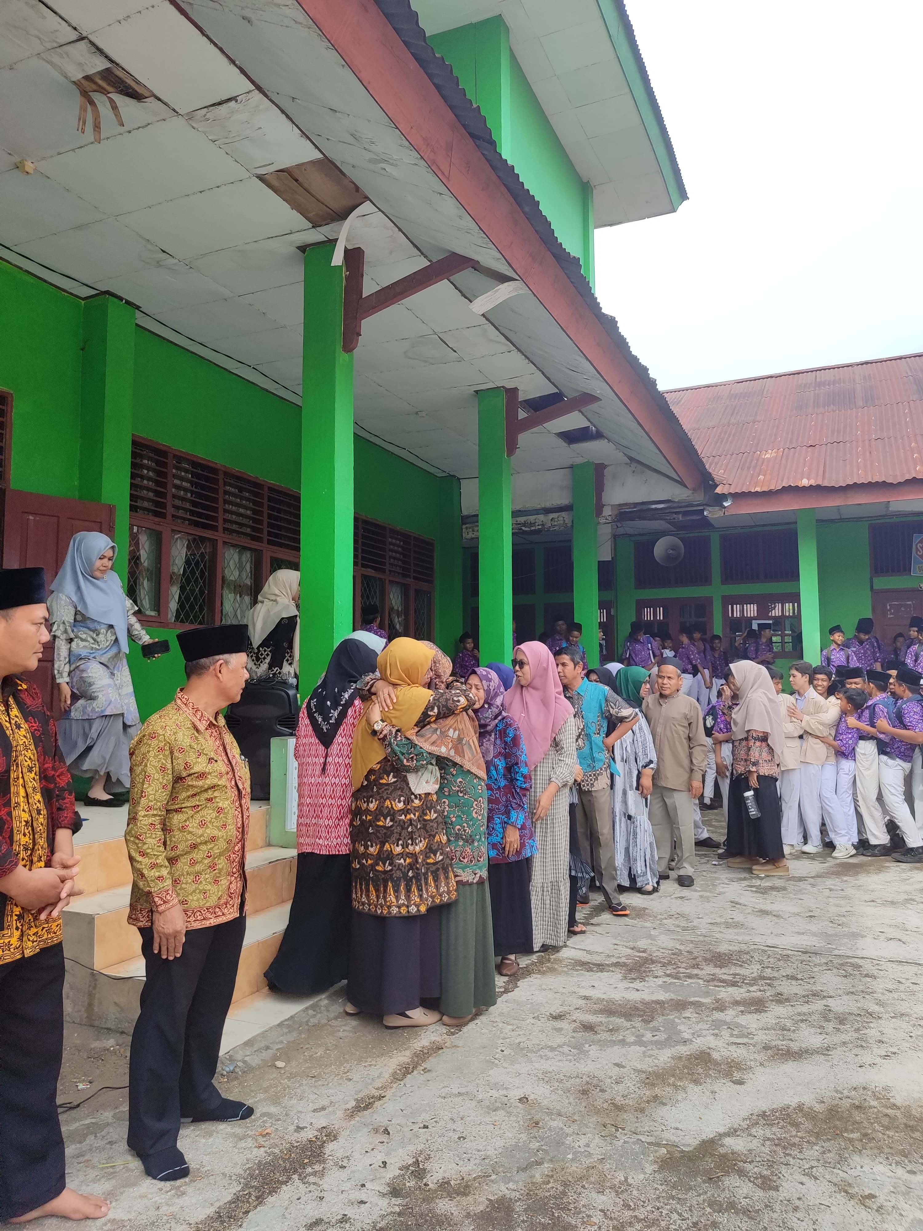 Masuki masa purna bakti, perpisahan Ibu Dra. Alawiya di MTsN 1 Kota Jambi Penuh Haru Masuki masa purna bakti, perpisahan Ibu Dra. Alawiya di MTsN 1 Kota Jambi Penuh Haru