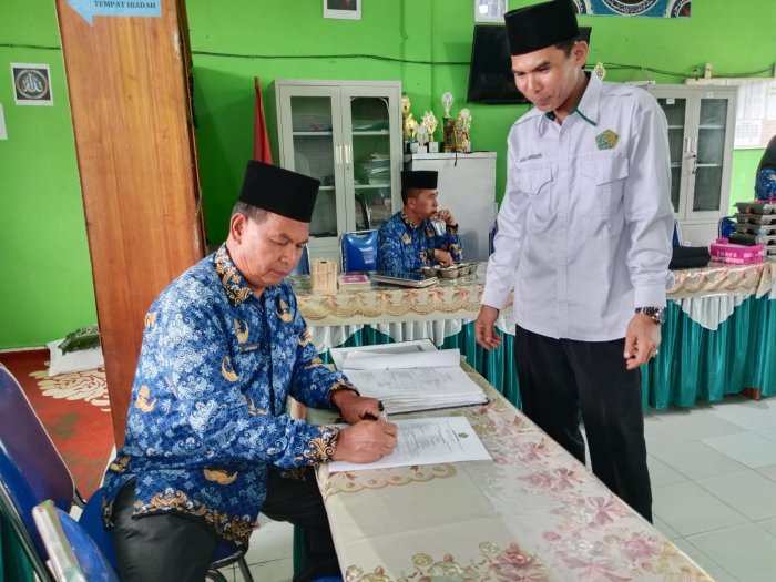 Tingkatkan Kualitas Guru: Kepala Madrasah Menandatangani Penetapan Angka Kredit (PAK) Tingkatkan Kualitas Guru: Kepala Madrasah Menandatangani Penetapan Angka Kredit (PAK)