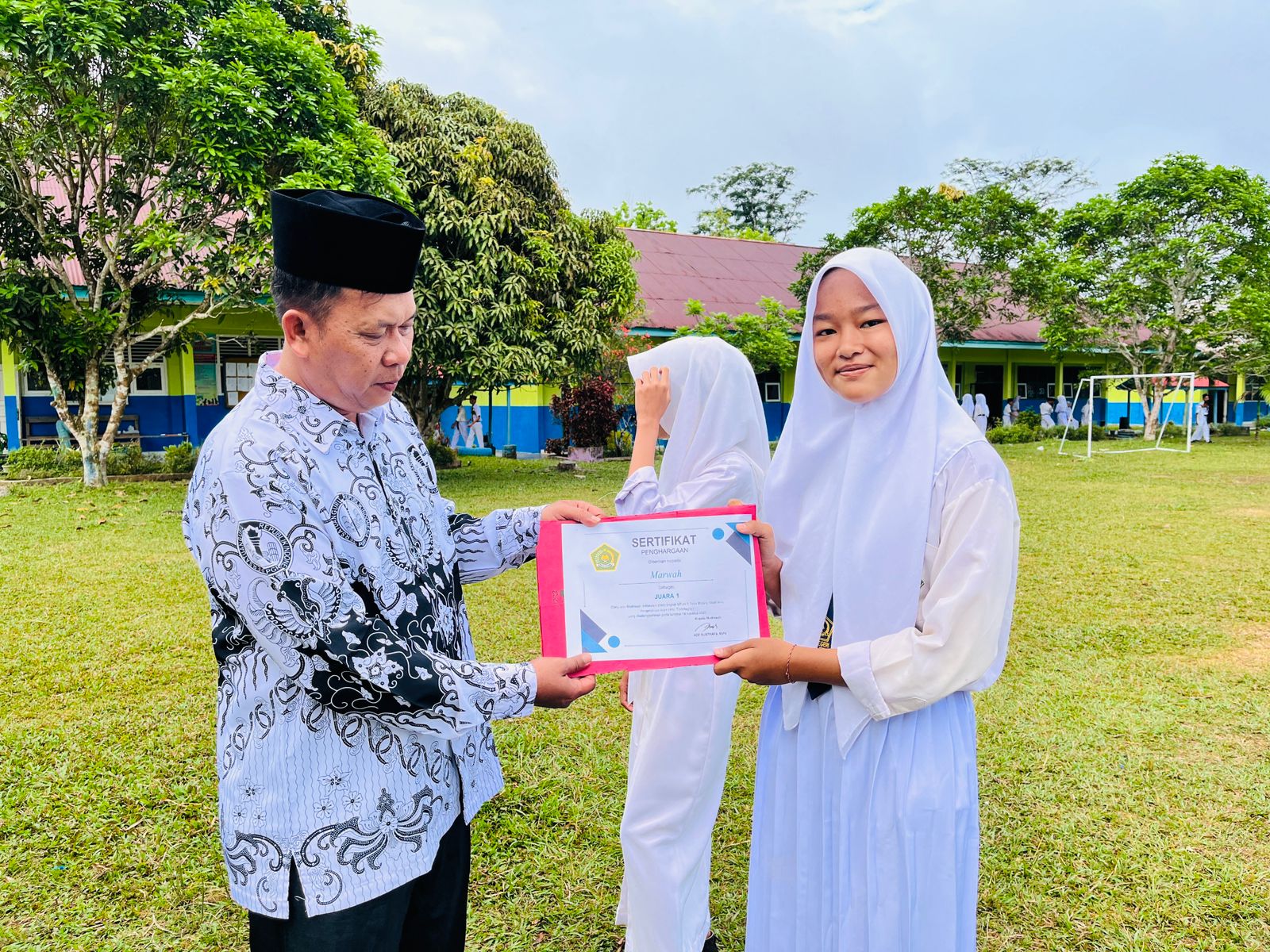 TIGA SISWI MTSN 5 TEBO RAIH JUARA 1 OMI, PIAGAM DIBERIKAN USAI UPACARA BENDERA TIGA SISWI MTSN 5 TEBO RAIH JUARA 1 OMI, PIAGAM DIBERIKAN USAI UPACARA BENDERA