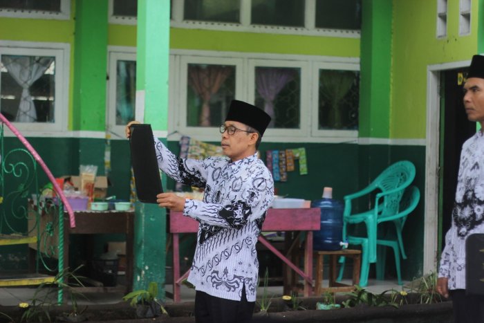 Guru MIN 3 Kerinci Kumandangkan UUD 1945 dan Ikrar Guru Guru MIN 3 Kerinci Kumandangkan UUD 1945 dan Ikrar Guru