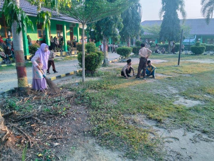 Pemandangan Pagi di MIN 3 Tebo: Kebersihan Cerminan Kepribadian Murid yang Terjaga