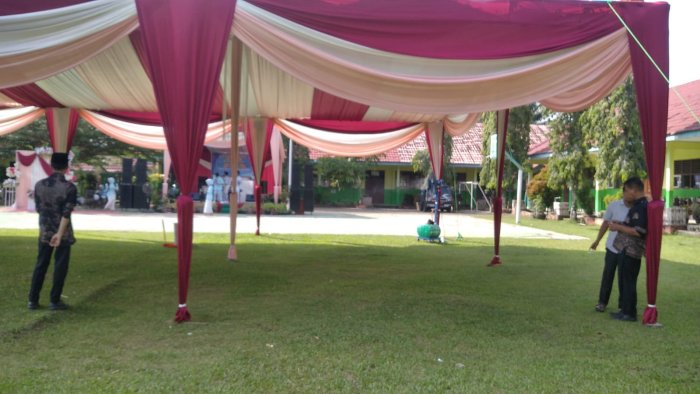 Usai Acara Perpisahan, Guru MAN 2 Bungo Kompak Lakukan Aksi Bersih Lingkungan Usai Acara Perpisahan, Guru MAN 2 Bungo Kompak Lakukan Aksi Bersih Lingkungan