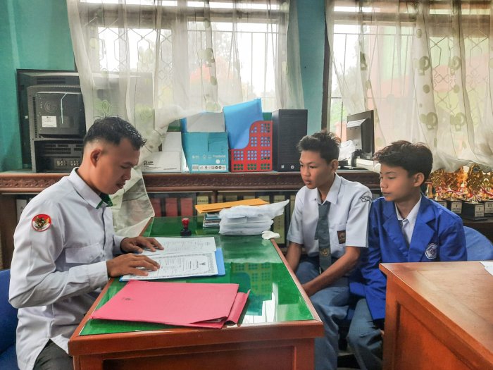 Awal Semester Genap, Staf TU MTsN 1 Bungo Berikan Pelayanan Ramah bagi Alumni dalam Legalisir Dokumen Awal Semester Genap, Staf TU MTsN 1 Bungo Berikan Pelayanan Ramah bagi Alumni dalam Legalisir Dokumen