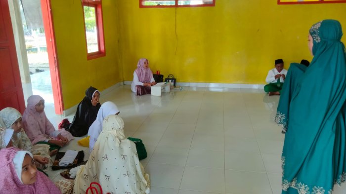Guru Fikih Lakukan Penilaian Ujian Praktik Shalat Subuh pada Kelas 6 Guru Fikih Lakukan Penilaian Ujian Praktik Shalat Subuh pada Kelas 6
