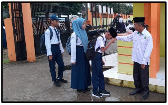 Wujudkan Budaya Disiplin dan Bersih, Guru Piket MTsN 1 Tebo Siaga Sambut Siswa Wujudkan Budaya Disiplin dan Bersih, Guru Piket MTsN 1 Tebo Siaga Sambut Siswa