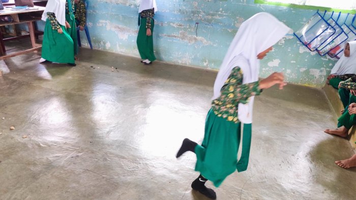 Belajar Keragaman Budaya Lewat Engklek, Siswa Kelas 3B MIN 4 Tebo Praktik Permainan Tradisional di Dalam Kelas Belajar Keragaman Budaya Lewat Engklek, Siswa Kelas 3B MIN 4 Tebo Praktik Permainan Tradisional di Dalam Kelas