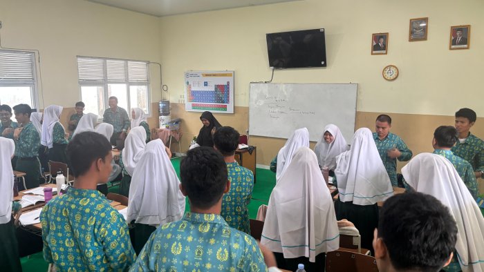 Confidence, Skill, and Passion! Siswa MAN 2 Kota Jambi Panaskan Laga English Zone 2025