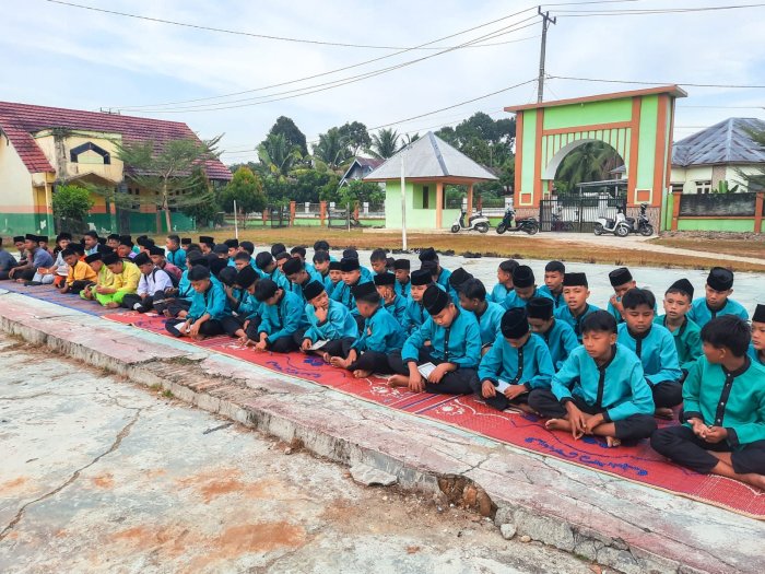 Pembiasaan Wirid Yasin sebagai Sarana Pembinaan Karakter Siswa Pembiasaan Wirid Yasin sebagai Sarana Pembinaan Karakter Siswa