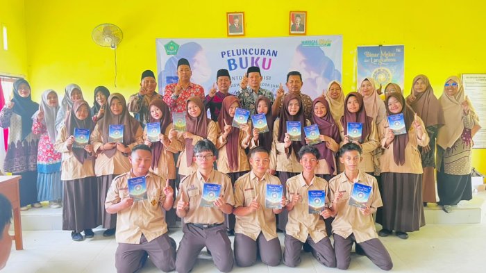 Geliat Literasi Madrasah: MAN 1 Kota Jambi Resmi Luncurkan Buku Antologi Puisi Geliat Literasi Madrasah: MAN 1 Kota Jambi Resmi Luncurkan Buku Antologi Puisi