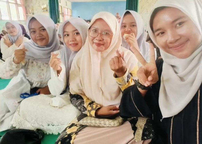 Antusias Siswa Kelas XI B Dalam Mengikuti Lomba Memperingati Maulid Nabi Muhammad SAW 1447 H Antusias Siswa Kelas XI B Dalam Mengikuti Lomba Memperingati Maulid Nabi Muhammad SAW 1447 H