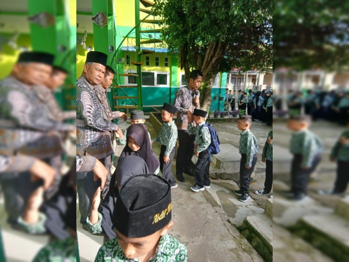 Memperkuat Adab dan Kasih Sayang Sesi Bersalaman Siswa dan Guru Setelah Apel Pagi di MIN 3 Kerinci Memperkuat Adab dan Kasih Sayang Sesi Bersalaman Siswa dan Guru Setelah Apel Pagi di MIN 3 Kerinci
