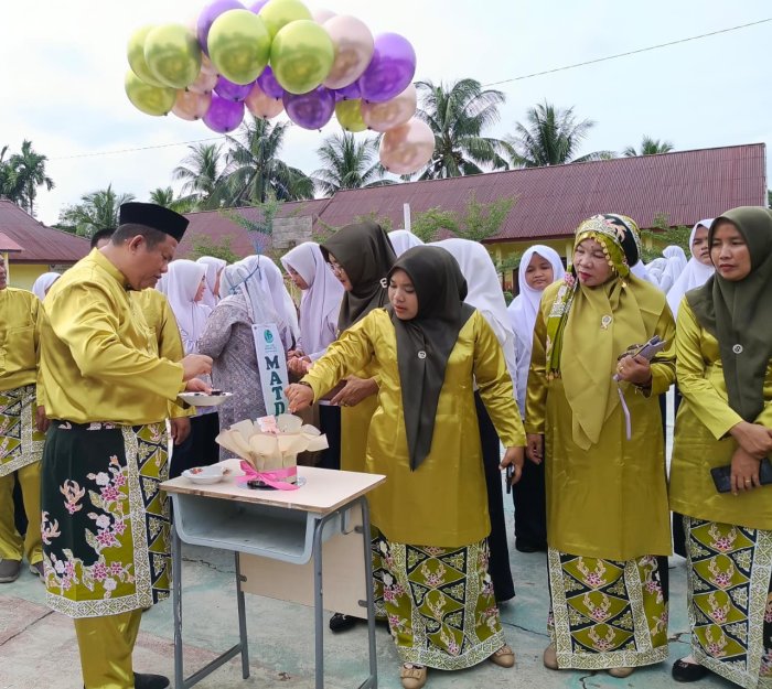 Manisnya Kebersamaan: Kepala MTsN 1 Bungo Berikan Suapan Kue di Hari Guru Nasional Manisnya Kebersamaan: Kepala MTsN 1 Bungo Berikan Suapan Kue di Hari Guru Nasional