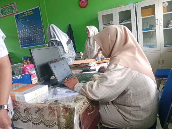 Staf TU MIN 3 Kerinci Gerak Cepat Siapkan Bahan Instrumen PKKM Dukungan Penuh untuk Penilaian Kinerja Kepala Madrasah Staf TU MIN 3 Kerinci Gerak Cepat Siapkan Bahan Instrumen PKKM Dukungan Penuh untuk Penilaian Kinerja Kepala Madrasah