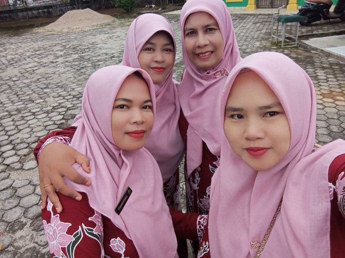Guru MAN 2 Bungo Tunjukkan Kekompakan dengan Memakai Pakaian Batik Guru MAN 2 Bungo Tunjukkan Kekompakan dengan Memakai Pakaian Batik
