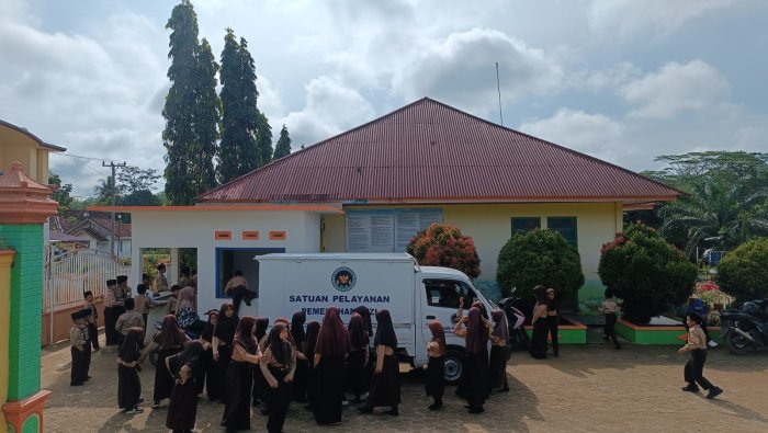 Perdana! MIN 4 Tebo Terima Paket MBG dari SPPG Jaya Mulya, Antusias Siswa Kelas 1-2 Pecah Perdana! MIN 4 Tebo Terima Paket MBG dari SPPG Jaya Mulya, Antusias Siswa Kelas 1-2 Pecah