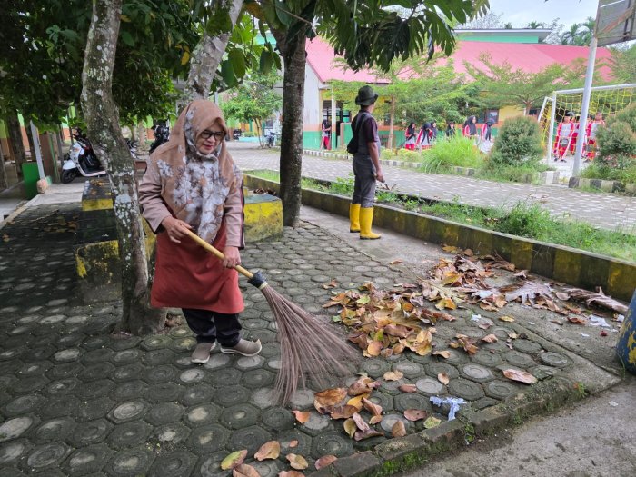 Aksi Nyata Deswanti, S.Ag Guru Piket MTsN 1 Bungo Turun Langsung Bersihkan Lingkungan Sekolah Aksi Nyata Deswanti, S.Ag Guru Piket MTsN 1 Bungo Turun Langsung Bersihkan Lingkungan Sekolah