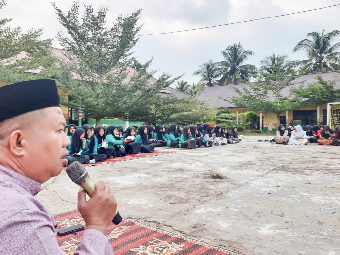 Jumat Penuh Berkah, MTsN 1 Bungo Laksanakan Wirid Yasin Berjamaah dan Perkuat Gerakan GEMATIK Jumat Penuh Berkah, MTsN 1 Bungo Laksanakan Wirid Yasin Berjamaah dan Perkuat Gerakan GEMATIK