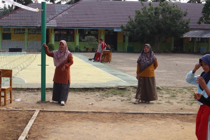 Sinergi Ibu Eli Purwati Ningsih dan Ibu Safdai Yanti Dibalik Suksesnya Gelaran Class Meeting MTsN 1 Batang Hari