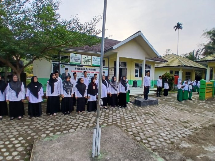 Upacara Bendera Hari Senin di MIN 1 Muaro Jambi Berlangsung Khidmad, Agus Prianto S.Pd.I Tekankan Pentingnya Akhlak