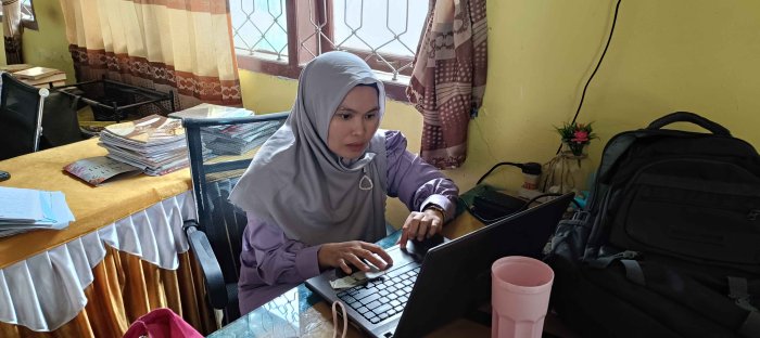 Wali Kelas VIII B MTsN 2 Bungo Siapkan dan Susun Materi Pembelajaran Wali Kelas VIII B MTsN 2 Bungo Siapkan dan Susun Materi Pembelajaran
