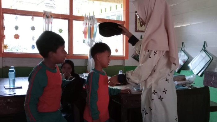 Guru Kelas 2B MIN 4 Tebo Lakukan Pemeriksaan Rambut Menjelang ASAS