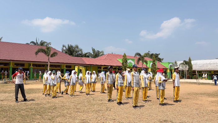 Tim Paskibra MTsN 1 Tebo Aktif Latihan Rutin