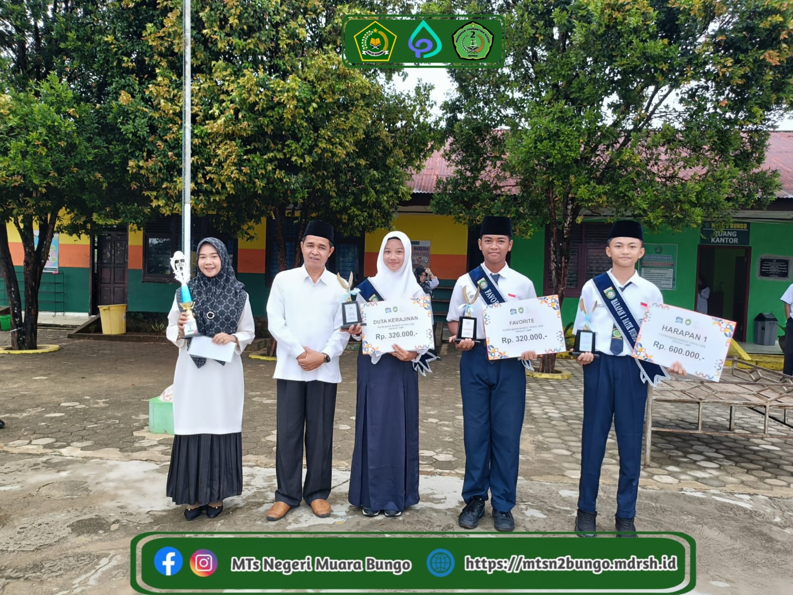 PEMBERIAN PIALA DAN PENGHARGAAN KEPADA SISWA/I DAN GURU MTsN 2 BUNGO PEMBERIAN PIALA DAN PENGHARGAAN KEPADA SISWA/I DAN GURU MTsN 2 BUNGO
