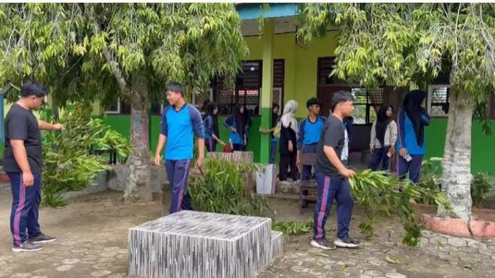 Guru dan Siswa Kompak Bersih-Bersih Sambut Ramadan 1447 H Guru dan Siswa Kompak Bersih-Bersih Sambut Ramadan 1447 H