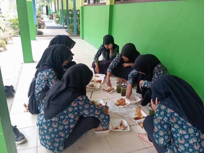 Kekompakan Siswa MAN 2 Bungo Terlihat Saat Makan Bersama Di Jam Istirahat Kekompakan Siswa MAN 2 Bungo Terlihat Saat Makan Bersama Di Jam Istirahat