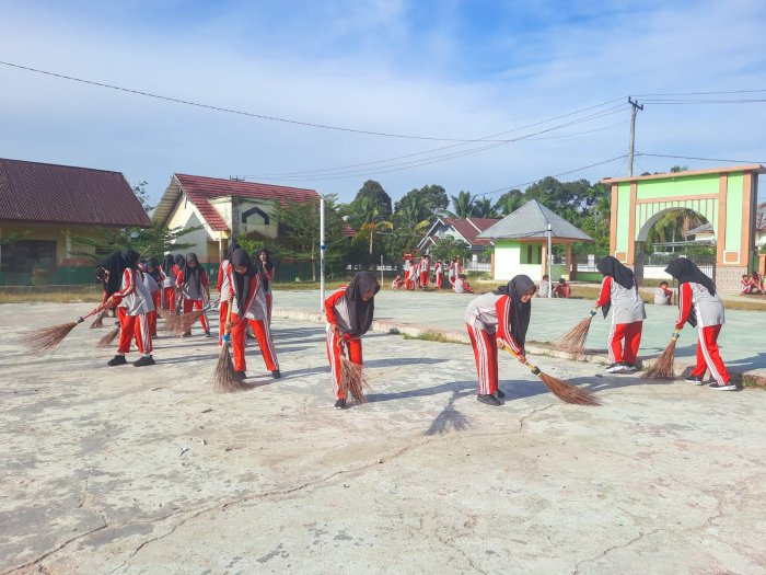 Peserta Didik MTsN 1 Bungo Antusias Bersihkan Lapangan Tempat Berolahraga Peserta Didik MTsN 1 Bungo Antusias Bersihkan Lapangan Tempat Berolahraga