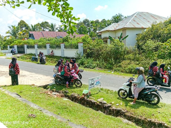 Momen Setia di Balik Gerbang Madrasah: Suasana Haru dan Penuh Makna Para Orang Tua Menunggu Pulang Anak-anak Mereka Momen Setia di Balik Gerbang Madrasah: Suasana Haru dan Penuh Makna Para Orang Tua Menunggu Pulang Anak-anak Mereka