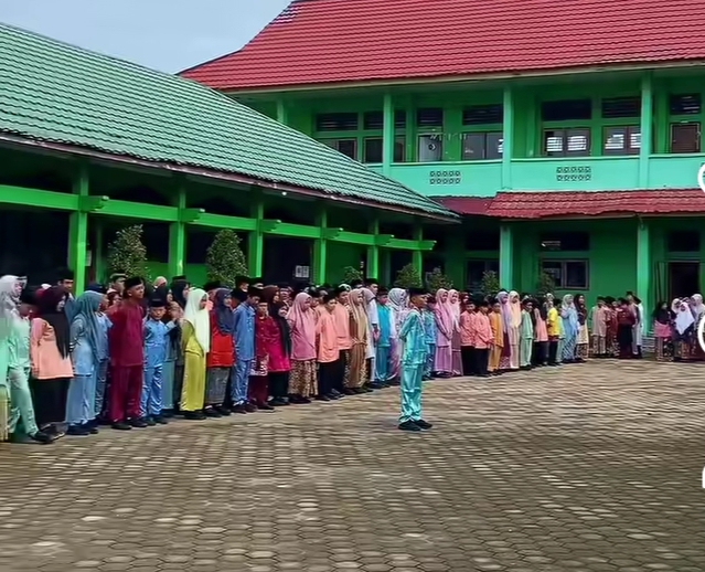 MTsNegeri 1 Kota Jambi Awali Tahun 2026 dengan Upacara Bendera Berpakaian Melayu Jambi