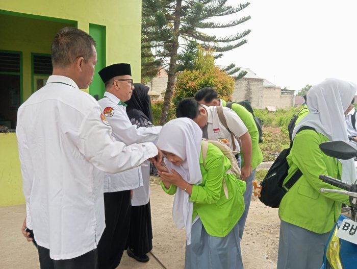 Pagi Penuh Cinta di Gerbang Madrasah: Guru MAN 2 Bungo Sambut Siswa dengan Senyum dan Semangat Baru Pagi Penuh Cinta di Gerbang Madrasah: Guru MAN 2 Bungo Sambut Siswa dengan Senyum dan Semangat Baru