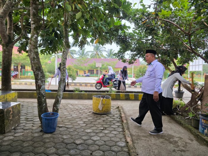 Hari Pertama Masuk Madrasah, Kepala MTsN 1 Bungo Pantau Langsung Kebersihan Lingkungan Madrasah Hari Pertama Masuk Madrasah, Kepala MTsN 1 Bungo Pantau Langsung Kebersihan Lingkungan Madrasah