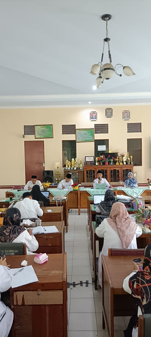 Kepala MAN 2 Kota Jambi Andi Asfiron Pimpin Rapat Perdana Tahun Ajaran 2024-2025