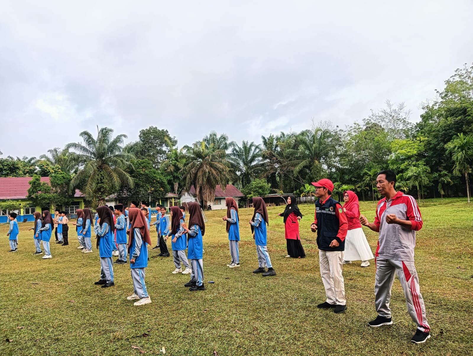 Senam Pagi dan Bakti Sosial di MTsN 5 Tebo, Dihadiri Kasi Haji Kemenag Tebo Senam Pagi dan Bakti Sosial di MTsN 5 Tebo, Dihadiri Kasi Haji Kemenag Tebo