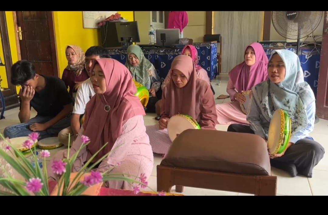 Guru dan Tenaga Kependidikan MAN 2 Tebo Manfaatkan waktu luang untuk latihan Hadrah Guru dan Tenaga Kependidikan MAN 2 Tebo Manfaatkan waktu luang untuk latihan Hadrah