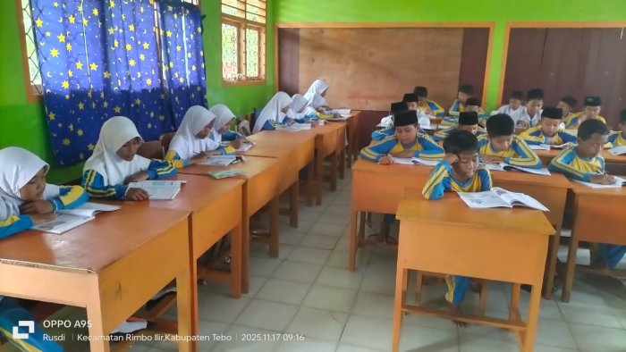 Bapak Rusdi Harpenas, S.Pd.I Gandeng Siswa Tingkatkan Literasi Lewat Pelajaran Bahasa Indonesia