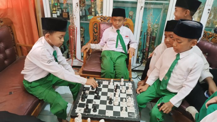 Manfaatkan Waktu Istirahat, MIN 4 Tebo Gelar Turnamen Catur Sederhana untuk Seleksi AKSIOMA Manfaatkan Waktu Istirahat, MIN 4 Tebo Gelar Turnamen Catur Sederhana untuk Seleksi AKSIOMA